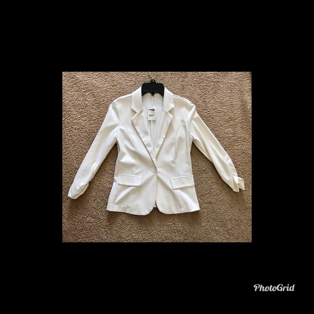 Stylish white blazer ✨